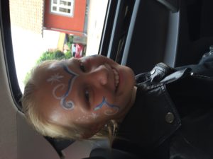 För att Esther skulle måla sig i ansiktet sa Märtha att hon kunde måla sig också😜Efteråt ångrade inte Esther alls att hon målade sig😂